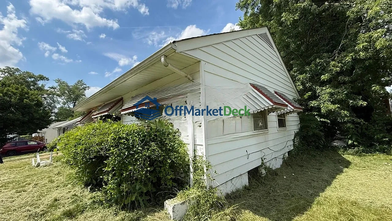 Off-market house in St. Louis, Missouri — 3 beds, 1 bath, $54,900 — photo 2 of 8