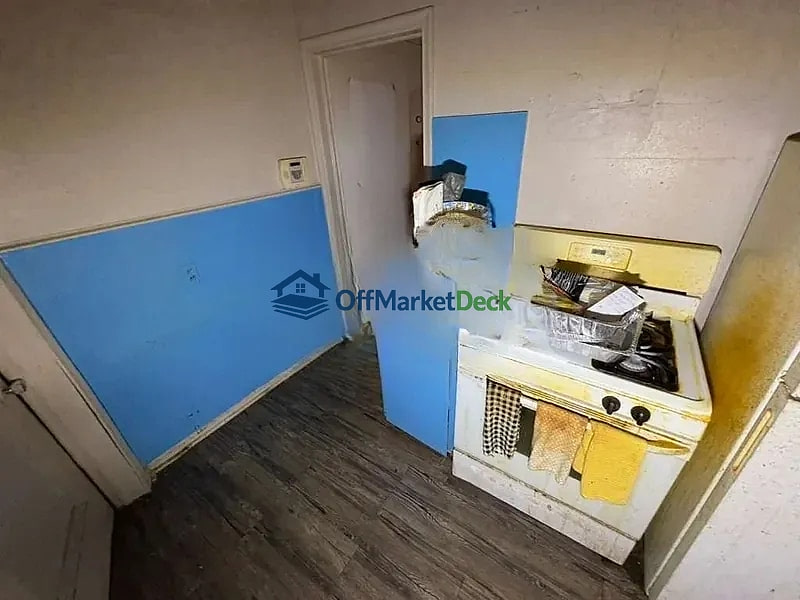 Off-market multi family in Detroit, Michigan — 3 beds, 1 bath, $19,900 — photo 5 of 8