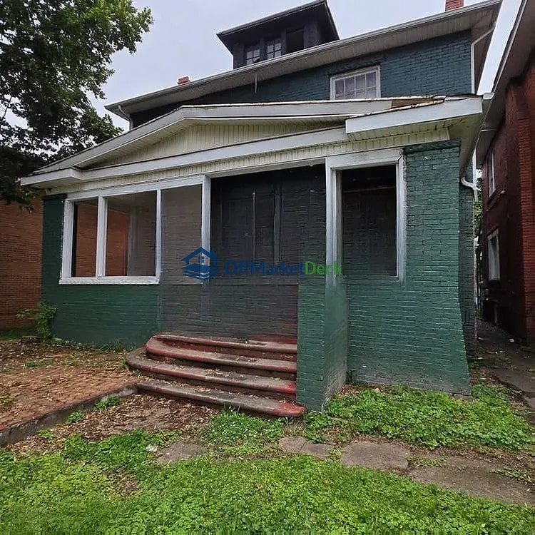 Off-market house in Huntington, West Virginia — 10 beds, 4 baths, $65,000 - Blurred background Image