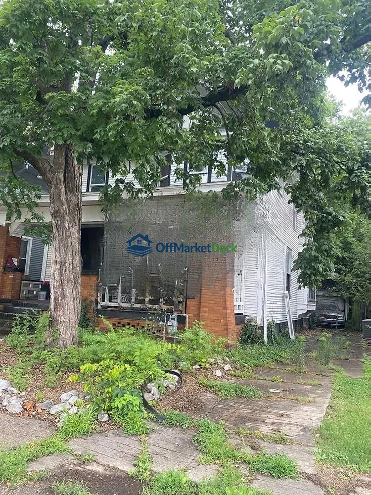 Off-market house in Evansville, Indiana — 4 beds, 2 baths, $70,000 - Blurred background Image
