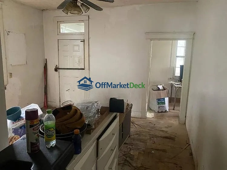 Off-market house in Evansville, Indiana — 4 beds, 2 baths, $70,000 — photo 5 of 8