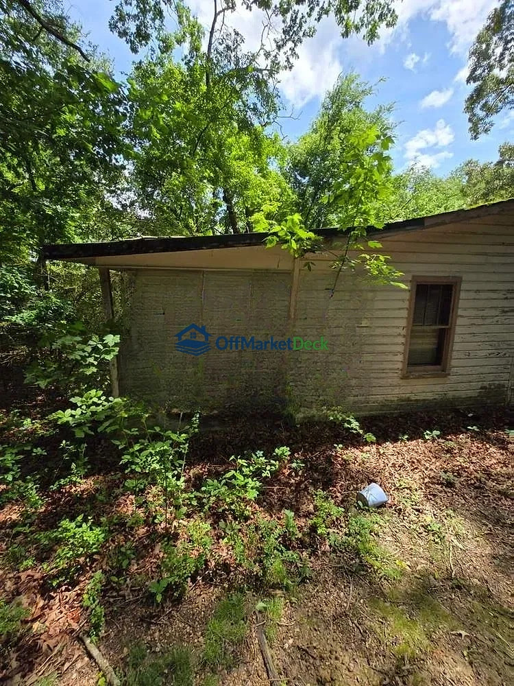 Off-market house in Athens, Tennessee — 2 beds, 1 bath, $75,550 - Blurred background Image
