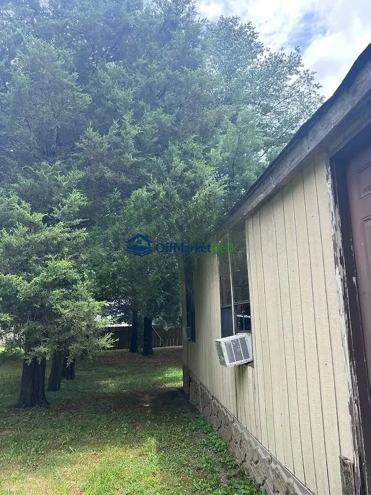 Off-market house in Hopkinsville, Kentucky — 3 beds, 2 baths, $60,000 — photo 6 of 8