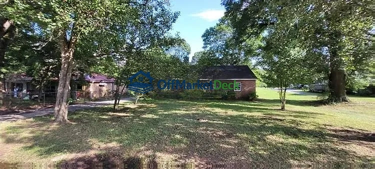 Off-market house in Summerville, Georgia — 3 beds, 2 baths, $85,000 - Blurred background Image