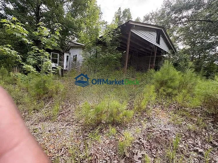 Off-market house in Maplesville, Alabama — 5 beds, 2 baths, $94,250 — photo 3 of 8