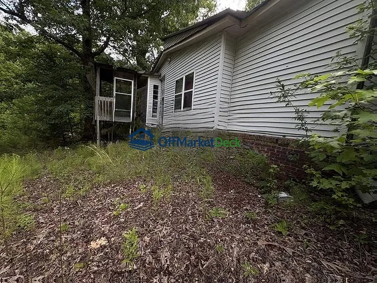 Off-market house in Maplesville, Alabama — 5 beds, 2 baths, $94,250 — photo 2 of 8