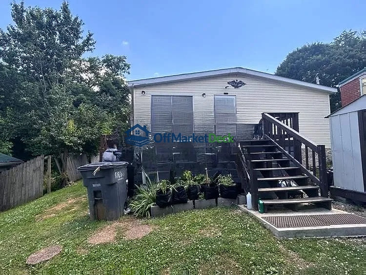 Off-market house in Kingsport, Tennessee — 3 beds, 2 baths, $120,000 — photo 2 of 8