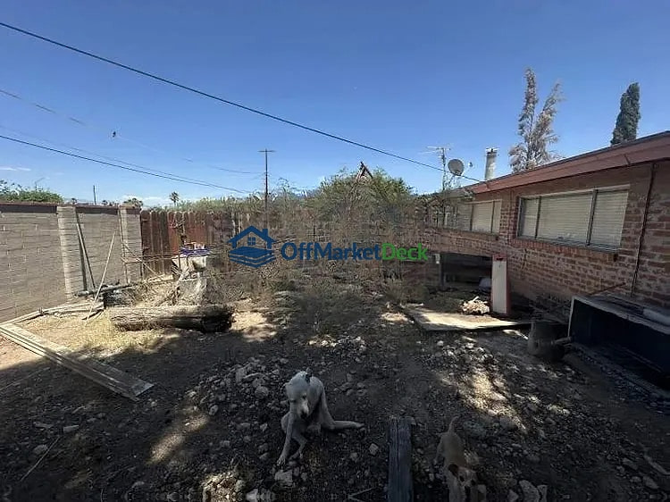 Off-market house in Tucson, Arizona — 3 beds, 2 baths, $204,990 — photo 2 of 8
