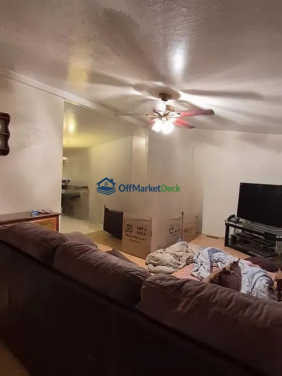 Off-market house in Wittmann, Arizona — 3 beds, 2 baths, $230,000 — photo 2 of 8