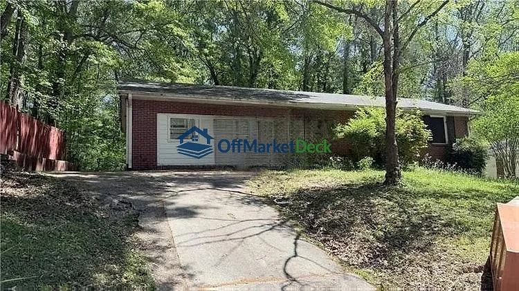 Off-market house in Atlanta, Georgia — 3 beds, 1.5 baths, $130,000 - Blurred background Image