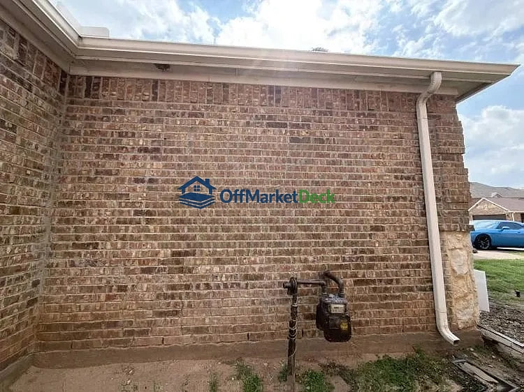 Off-market house in Fort Worth, Texas — 5 beds, 3 baths, $425,000 - Blurred background Image