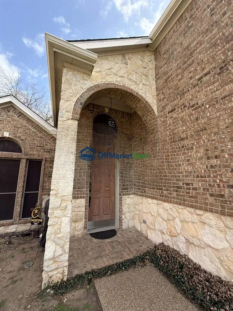 Off-market house in Fort Worth, Texas — 5 beds, 3 baths, $425,000 — photo 4 of 8