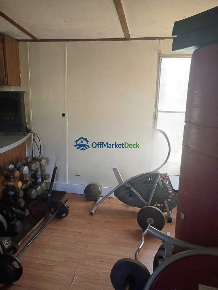 Off-market house in Decatur, Tennessee — 2 beds, 1 bath, $30,000 — photo 5 of 8