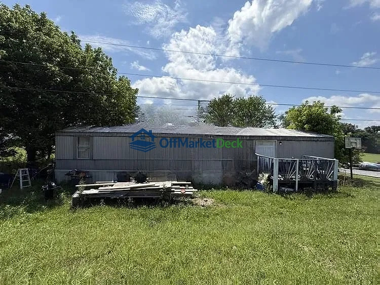 Off-market house in Decatur, Tennessee — 2 beds, 1 bath, $30,000 - Blurred background Image
