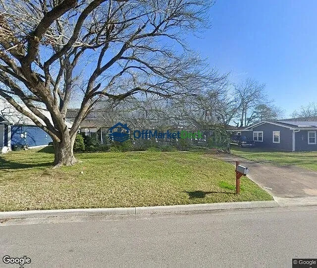 Off-market house in League City, Texas — 3 beds, 1.5 baths, $165,000 - Blurred background Image