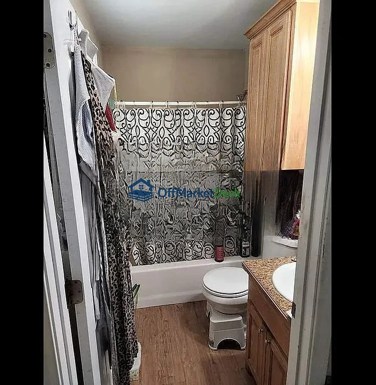 Off-market house in Sherman, Texas — 3 beds, 2.5 baths, $125,000 — photo 2 of 8