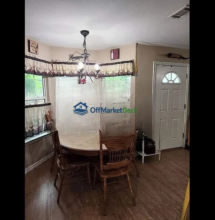 Off-market house in Sherman, Texas — 3 beds, 2.5 baths, $125,000 — photo 4 of 8