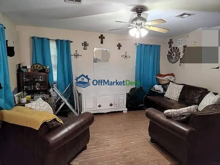 Off-market house in Sherman, Texas — 3 beds, 2.5 baths, $125,000 — photo 6 of 8