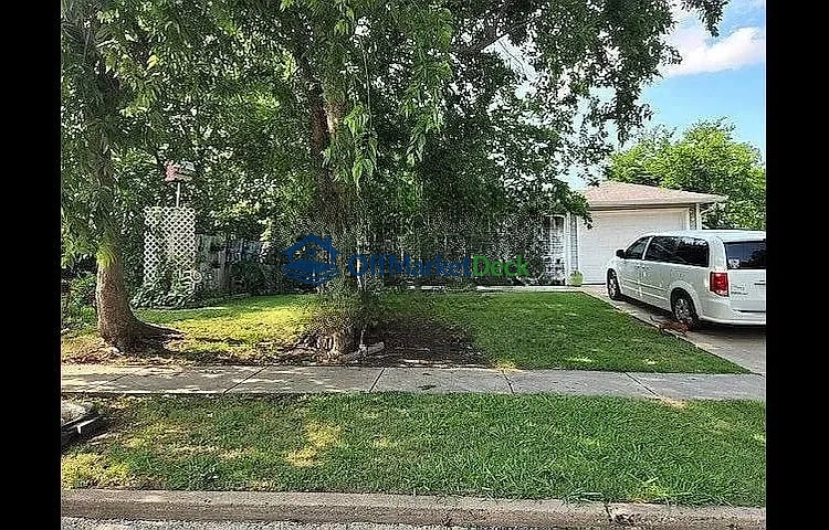 Off-market house in Sherman, Texas — 3 beds, 2.5 baths, $125,000 - Blurred background Image