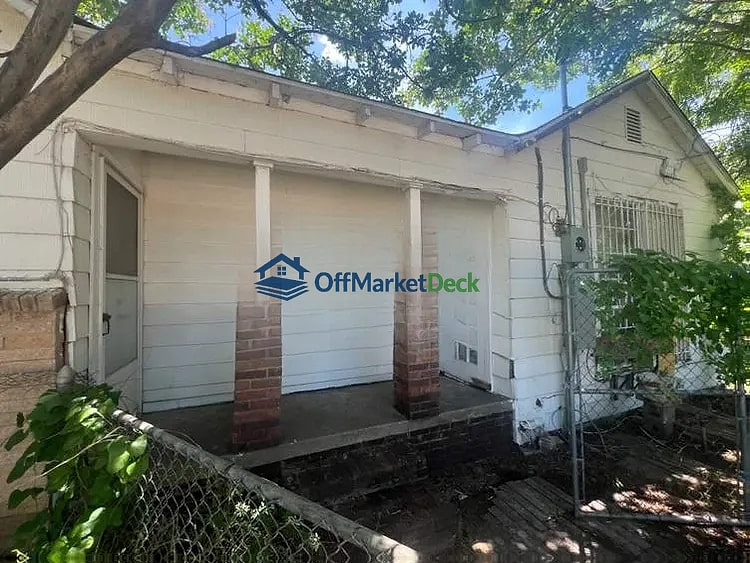 Off-market house in Fort Worth, Texas — 4 beds, 2.5 baths, $155,000 — photo 4 of 8
