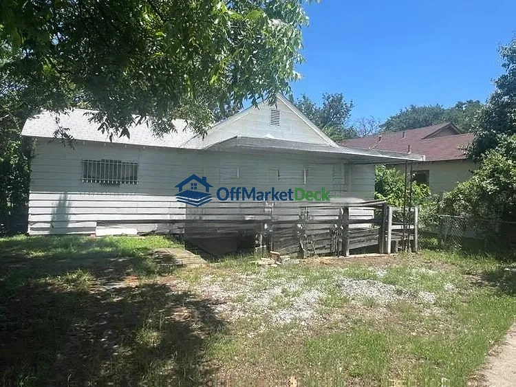 Off-market house in Fort Worth, Texas — 4 beds, 2.5 baths, $155,000 — photo 5 of 8