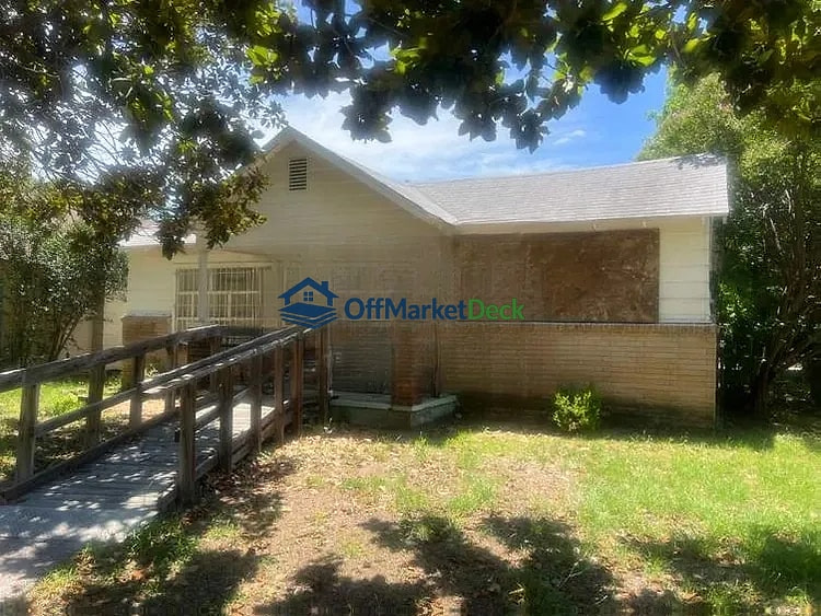 Off-market house in Fort Worth, Texas — 4 beds, 2.5 baths, $155,000 - Blurred background Image
