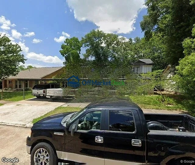 Off-market house in Houston, Texas — 4 beds, 2 baths, $137,500 — photo 3 of 3