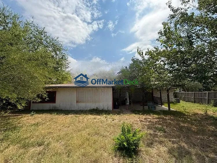 Off-market house in San Antonio, Texas — 4 beds, 2 baths, $205,000 — photo 2 of 8