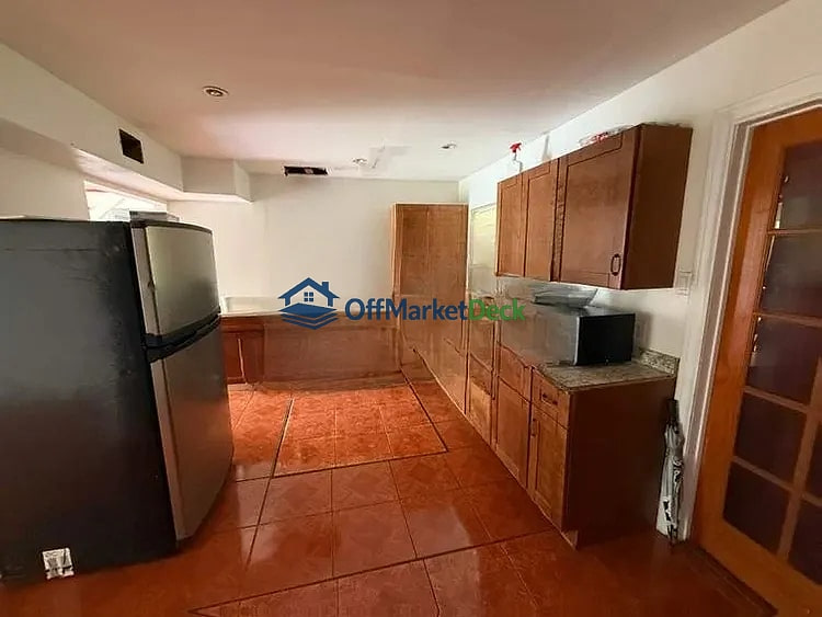 Off-market house in San Antonio, Texas — 4 beds, 2 baths, $205,000 — photo 4 of 8