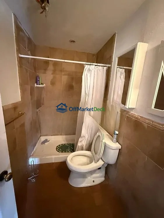 Off-market house in San Antonio, Texas — 4 beds, 2 baths, $205,000 — photo 6 of 8