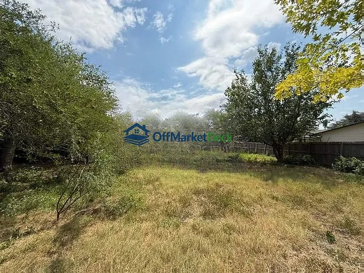 Off-market house in San Antonio, Texas — 4 beds, 2 baths, $205,000 — photo 3 of 8