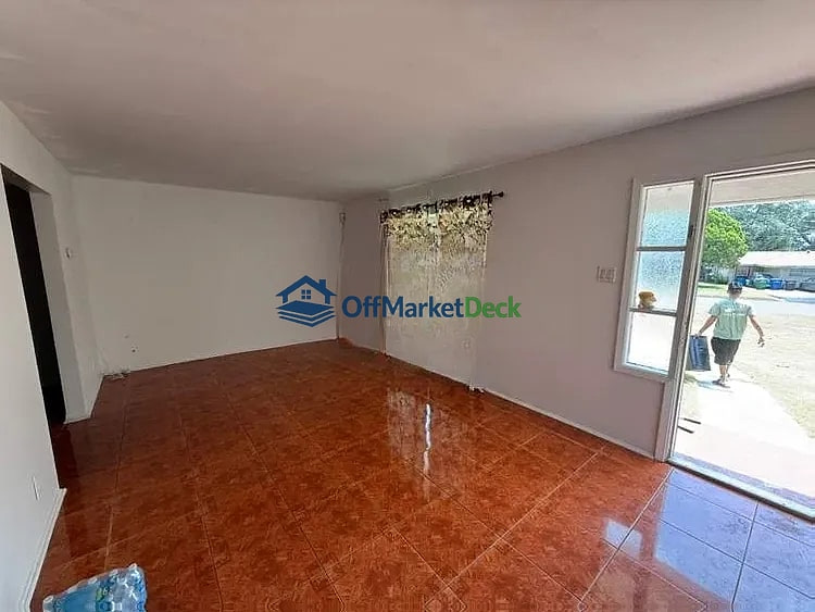 Off-market house in San Antonio, Texas — 4 beds, 2 baths, $205,000 — photo 7 of 8