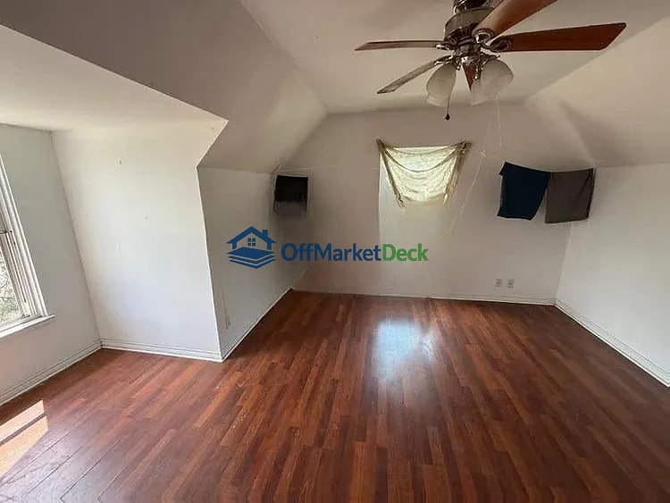 Off-market house in San Antonio, Texas — 4 beds, 2 baths, $205,000 — photo 8 of 8