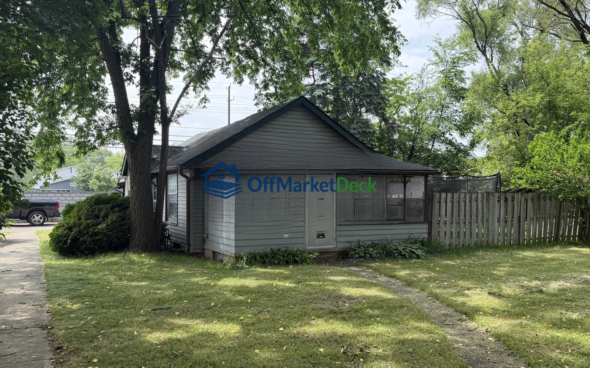 Off-market house in Wayne County, Michigan — 3 beds, 1 bath, $89,000 - Blurred background Image