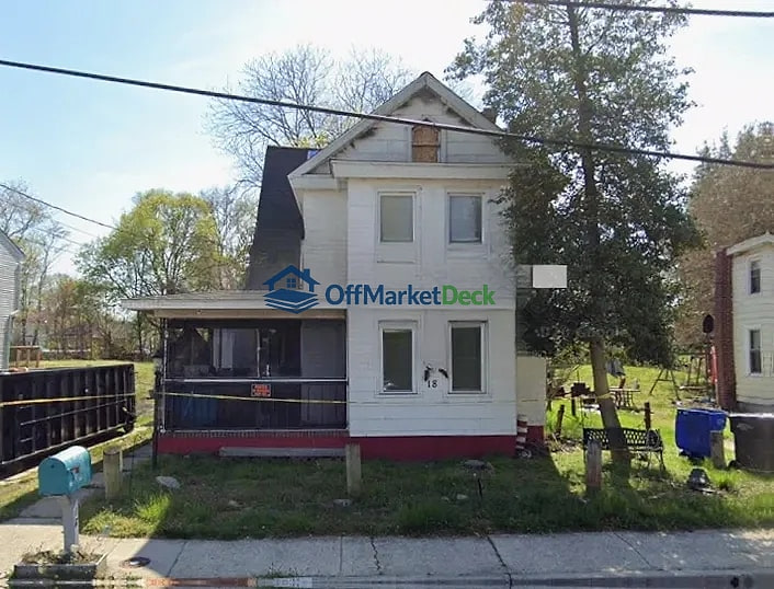 Off-market house in Oldmans Township, New Jersey — 4 beds, 2 baths, $59,000 - Blurred background Image