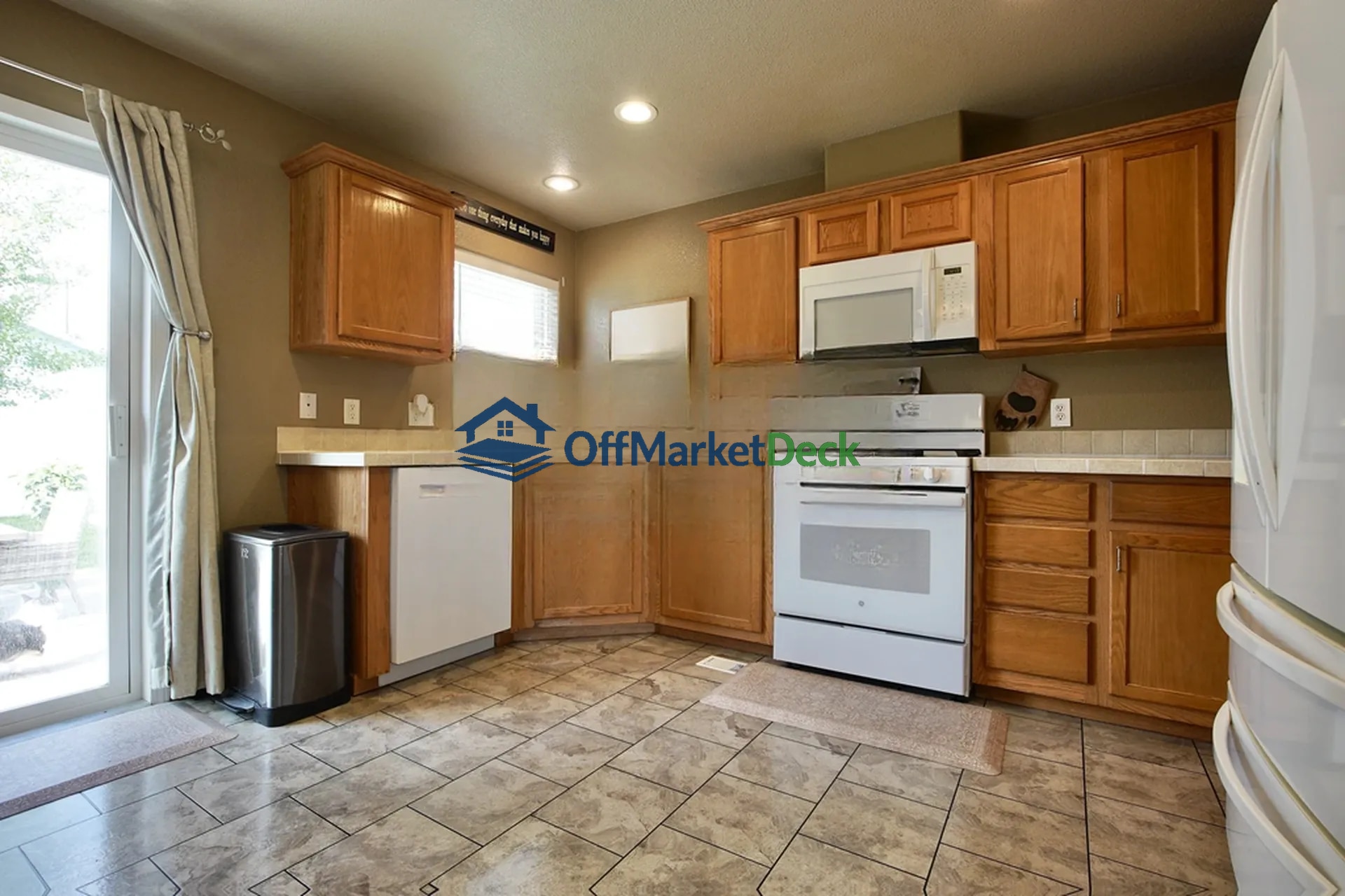 Off-market house in Casper, Wyoming — 3 beds, 2 baths, $330,000 — photo 2 of 8