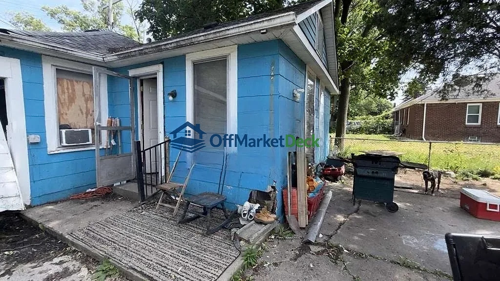 Off-market house in Detroit, Michigan — 2 beds, 1 bath, $23,400 — photo 4 of 8