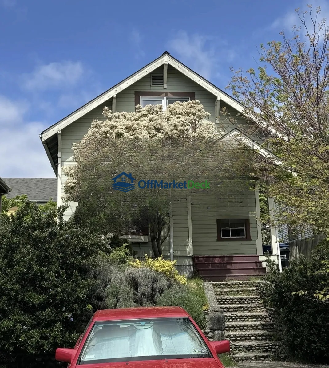Off-market house in Seattle, Washington — 2 beds, 1 bath, $635,000 — photo 2 of 4