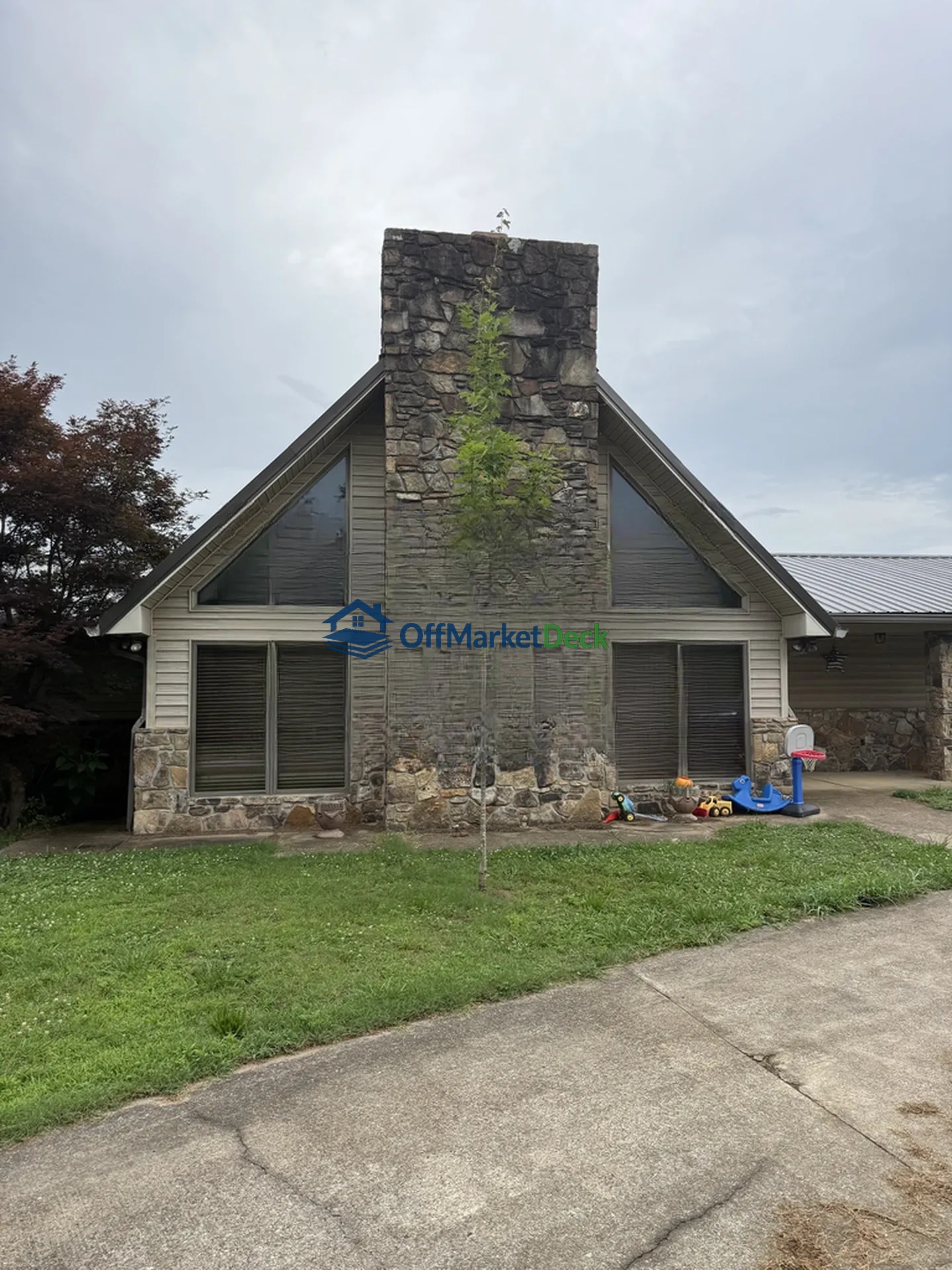 Off-market house in Riceville, Tennessee — 3 beds, 2.5 baths, $525,000 - Blurred background Image