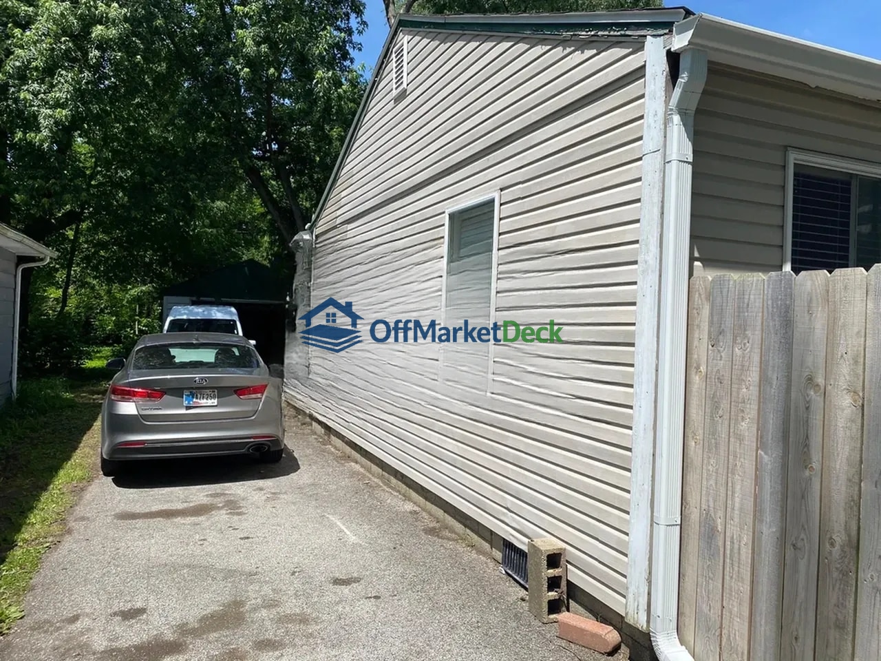 Off-market house in Indianapolis, Indiana — 3 beds, 1 bath, $84,900 — photo 2 of 8
