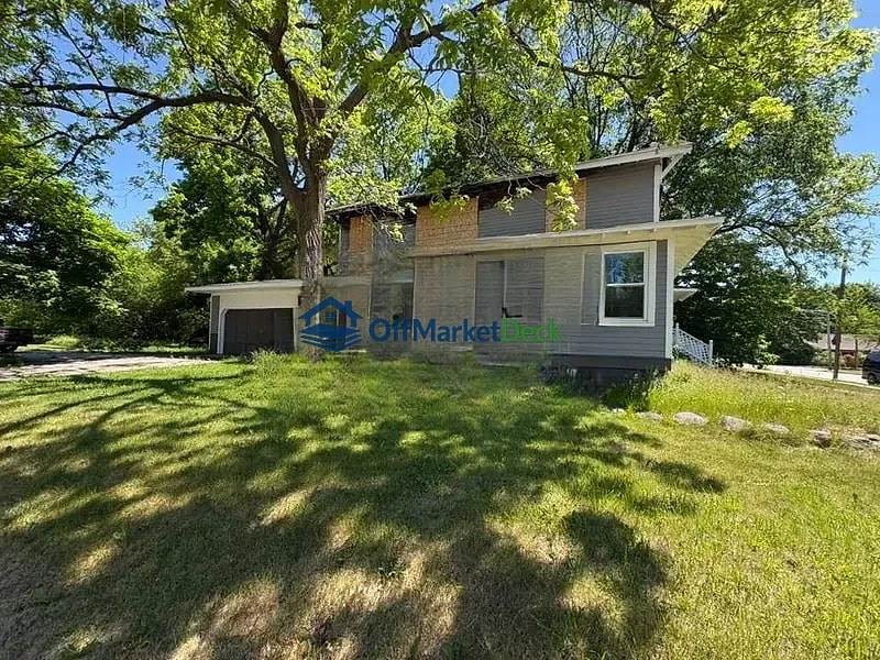 Off-market house in Lapeer, Michigan — 4 beds, 1.5 baths, $57,900 — photo 2 of 8
