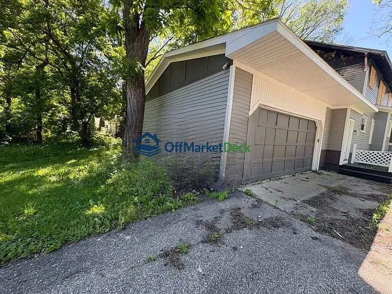 Off-market house in Lapeer, Michigan — 4 beds, 1.5 baths, $57,900 — photo 4 of 8