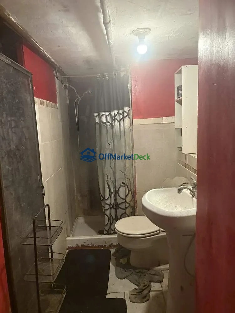 Off-market house in Baltimore, Maryland — 3 beds, 2 baths, $40,000 — photo 6 of 8