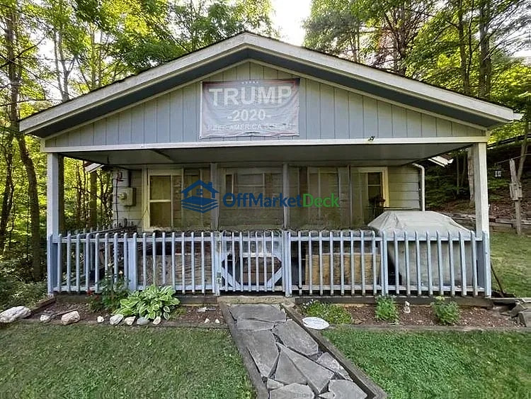 Off-market house in Mountain City, Tennessee — 2 beds, 1 bath, $68,000 — photo 2 of 8