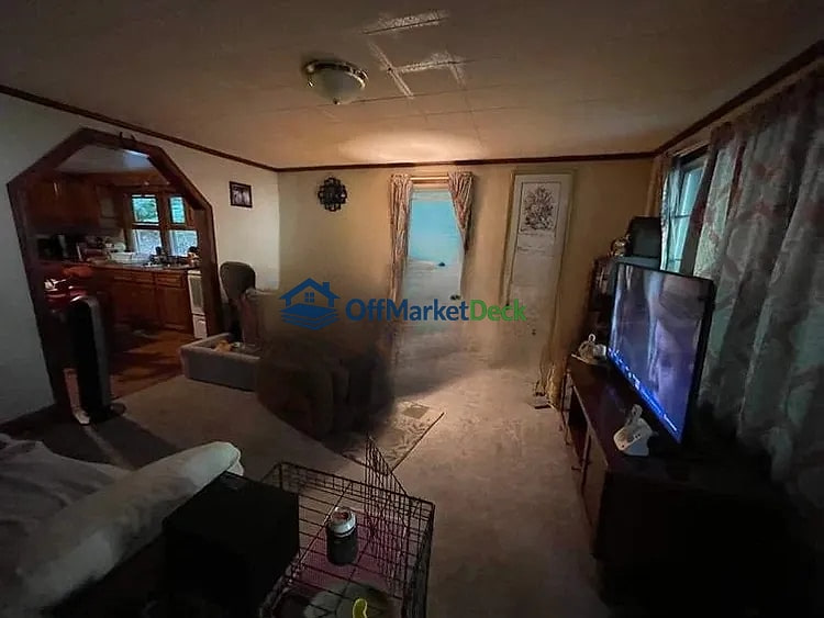 Off-market house in Mountain City, Tennessee — 2 beds, 1 bath, $68,000 — photo 3 of 8