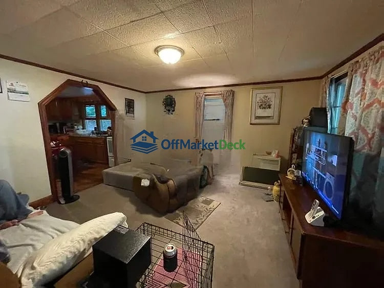 Off-market house in Mountain City, Tennessee — 2 beds, 1 bath, $68,000 — photo 4 of 8