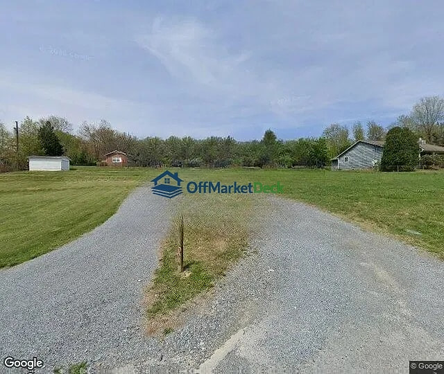 Off-market house in Johnson City, Tennessee — 5 beds, 2 baths, $118,000 — photo 2 of 3