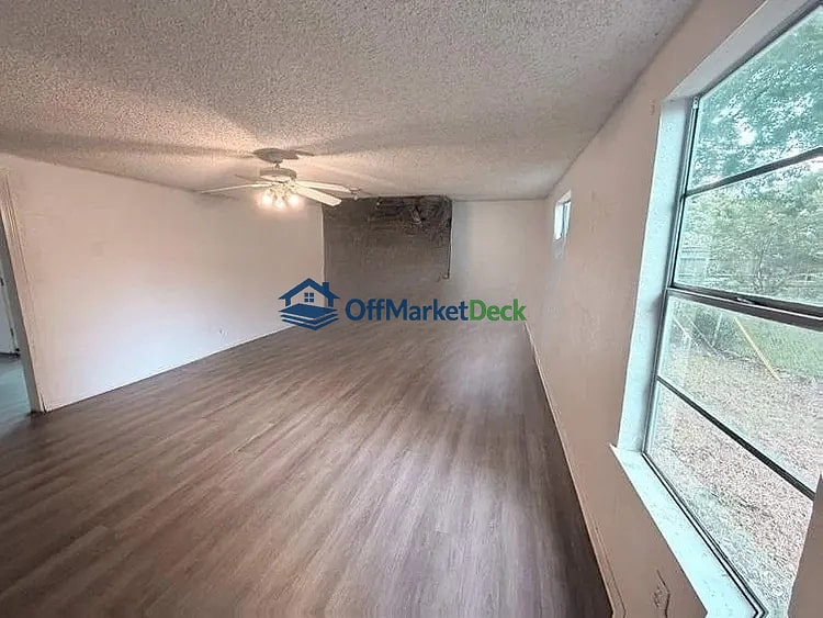 Off-market house in Mesquite, Texas — 3 beds, 2 baths, $165,000 — photo 7 of 8