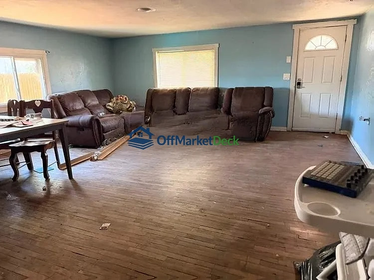 Off-market house in Commerce City, Colorado — 3 beds, 2 baths, $274,000 — photo 6 of 8