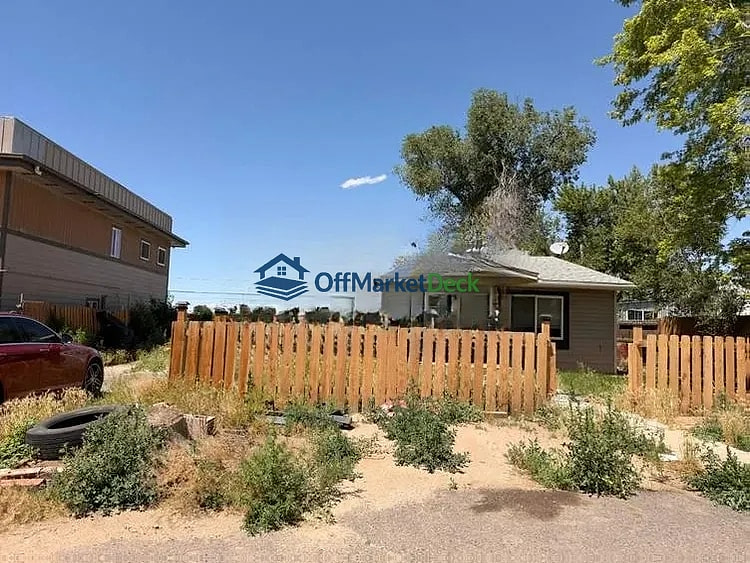 Off-market house in Commerce City, Colorado — 3 beds, 2 baths, $274,000 — photo 3 of 8